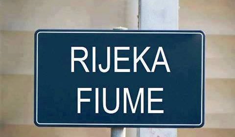Indicazioni anche in italiano nella città croata di Fiume